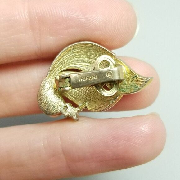 Vintage Crown Trifari Gold Tone Faux Pearl Clip On Earrings Retro Estate, Signed - Picture 4 of 7